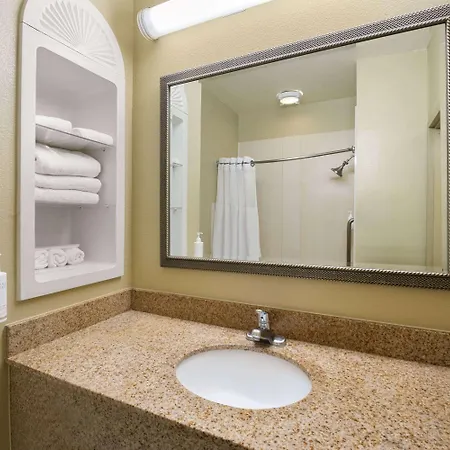 Hotel Marguerite South Anaheim - Garden Grove, Trademark Collection By Wyndham Garden Grove